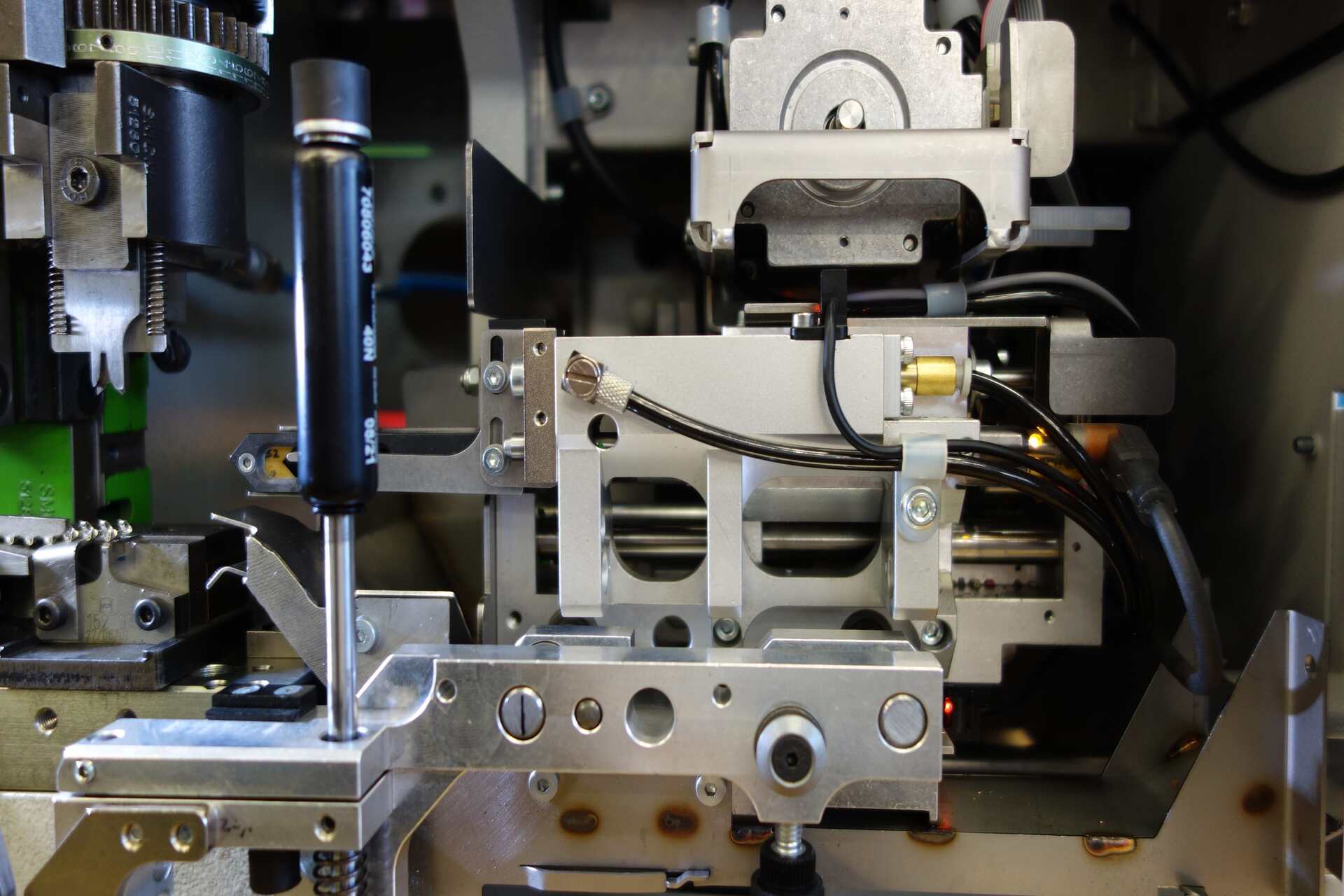 vue intérieure d'une machine de sertissage