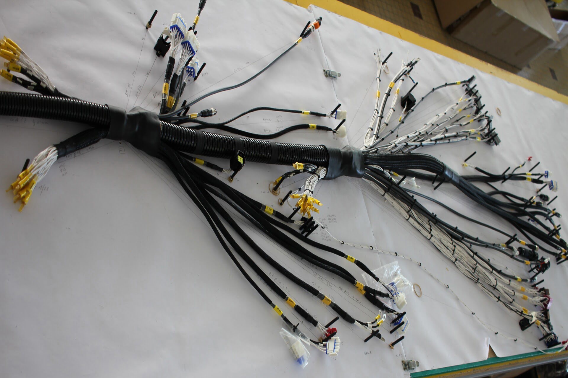 harnais électrique étendu sur une table de travail