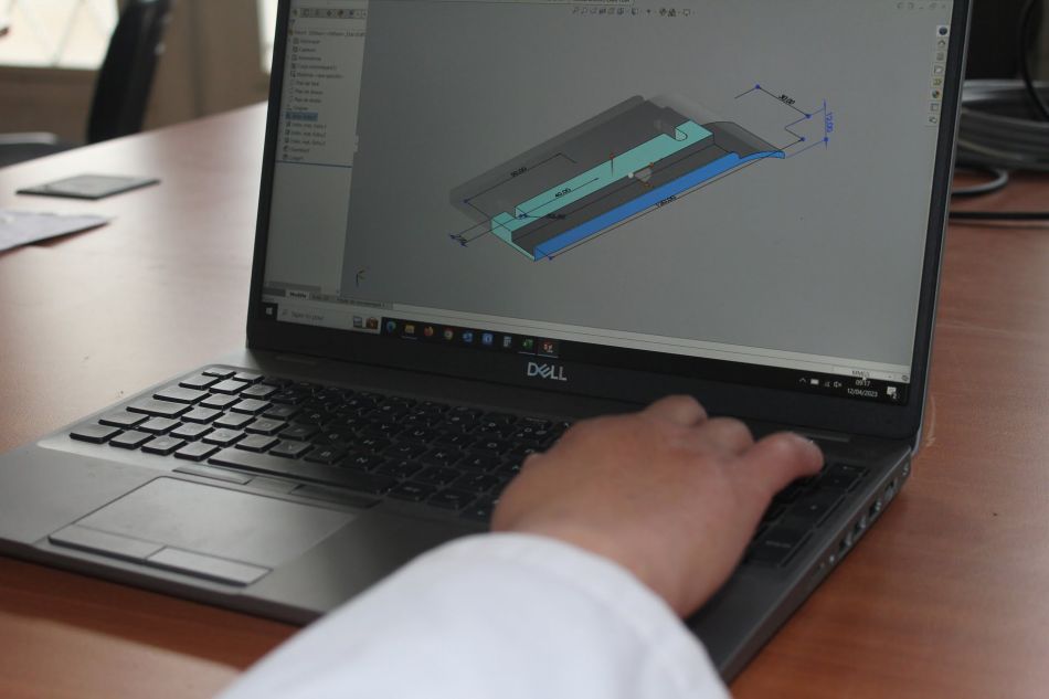 l'écran d'un ordinateur portable affchant un plan de pièce