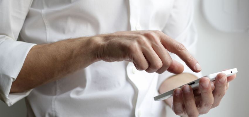 personne tapotant sur son smartphone