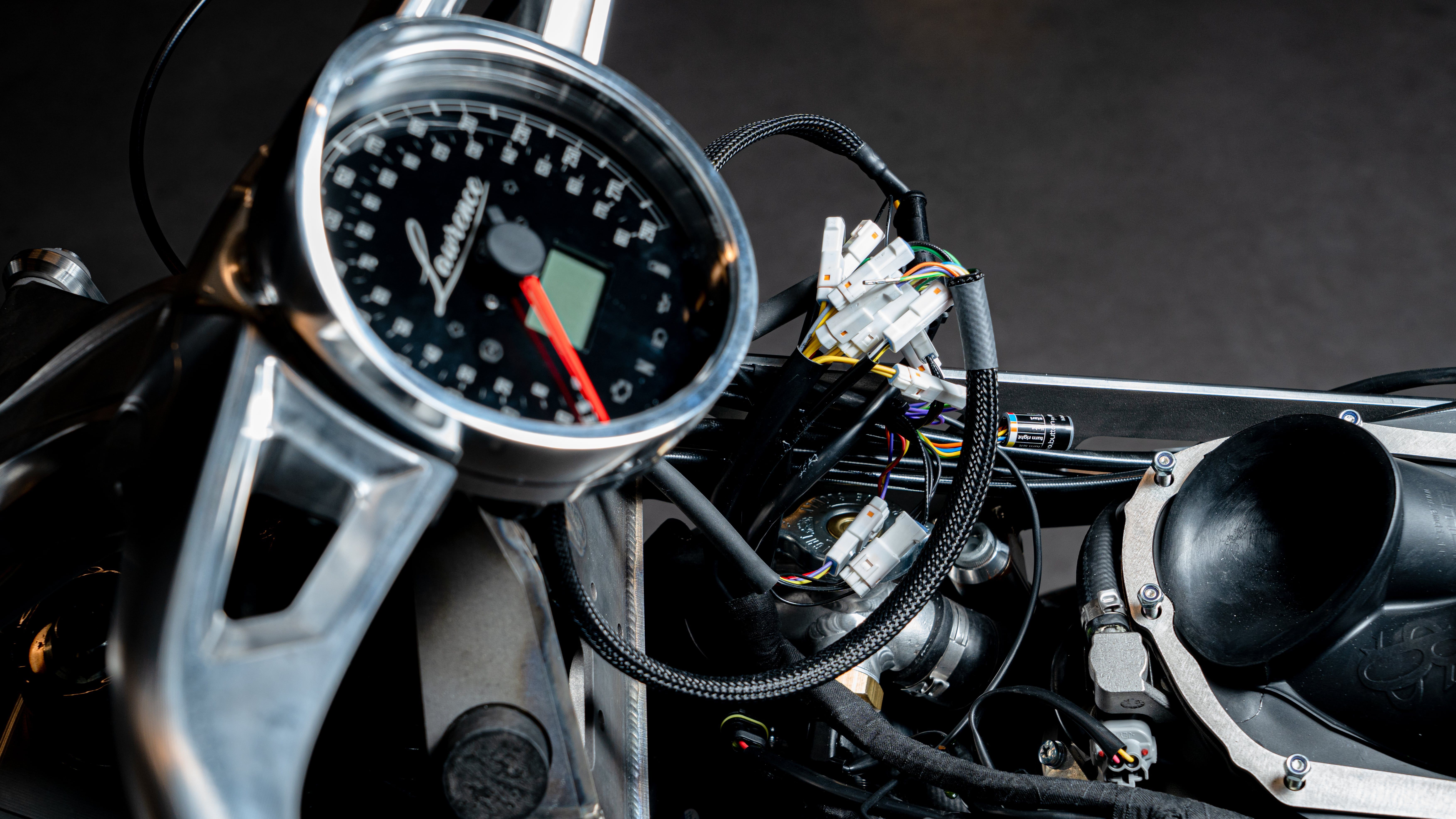 Photo de faisceaux électriques sur le tableau de bord d'une moto